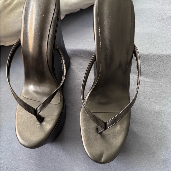 Elegant Black Wedge Sandals - Picture 3 of 3